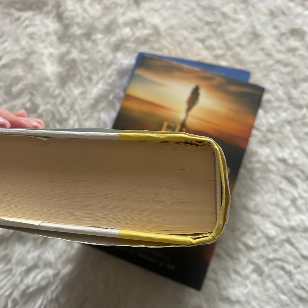 Bundle of 3 Elin Hilderbrand Hardcover Novels – Bestselling Beach Reads! - Picture 6 of 7